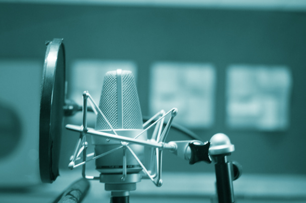 Felvétel audio stúdió mikrofon a hang a hang, az ének és a kommentár szereplők. - Fotó, kép