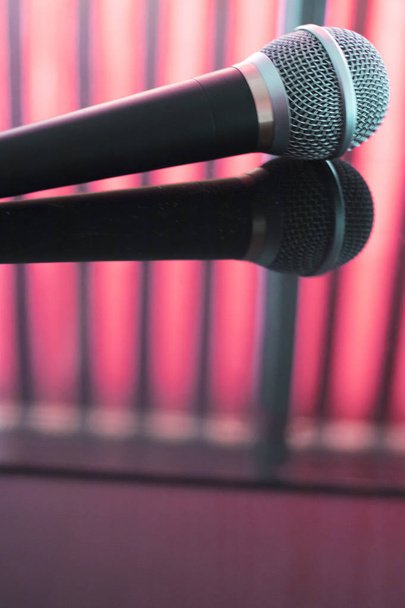 Śpiewaków koncert etapie ręki mikrofon do śpiewu i prezentacji lub lektorów. - Zdjęcie, obraz