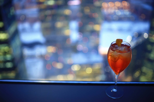 cocktail in un moderno ristorante / bicchiere con un cocktail luminoso negli interni alla moda che servono nel ristorante, discoteca
 - Foto, immagini
