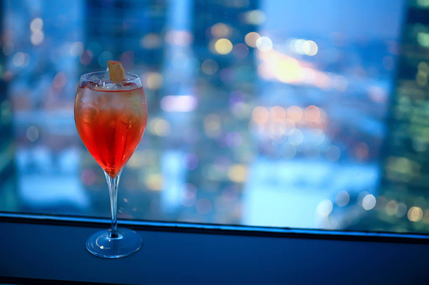 cocktail in een modern restaurant / glas met een lichte cocktail in de trendy interieur die in het restaurant, discotheek - Foto, afbeelding