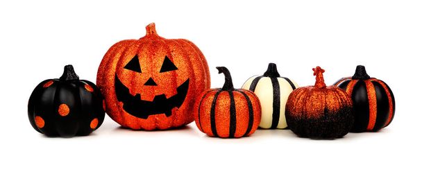 Arranjo de abóboras de Halloween brilhantes preto e laranja e Jack o Lantern isolado em um fundo branco
 - Foto, Imagem