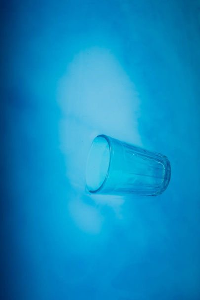 Vidro de cor azul é colocado na água de cor azul
 - Foto, Imagem
