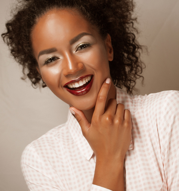 lifestyle and people concept: Retrato de uma bela jovem africana sorrindo
. - Foto, Imagem