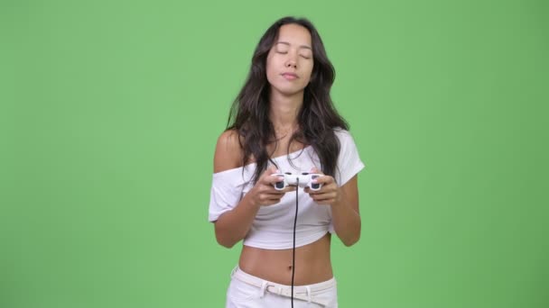 junge müde multiethnische Frau spielt Spiele und schläft ein - Filmmaterial, Video