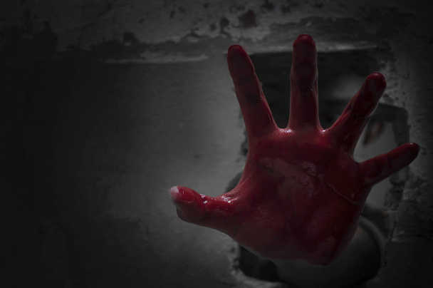 Zombie rękę przez popękane ściany. Horror i koncepcja straszny film. Halloween day motywy. - Zdjęcie, obraz