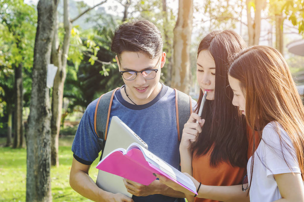 Educação em grupo asiática, campus, amizade e pessoas conceito grupo de estudantes adolescentes felizes com pastas escolares
. - Foto, Imagem