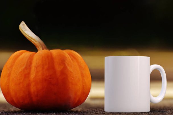 秋/秋マグカップ モックアップ。カスタム設計または引用を追加する白い空白コーヒーマグマグカップを販売する企業に最適、ちょうどオーバーレイの見積もりまたはイメージにデザイン. - 写真・画像