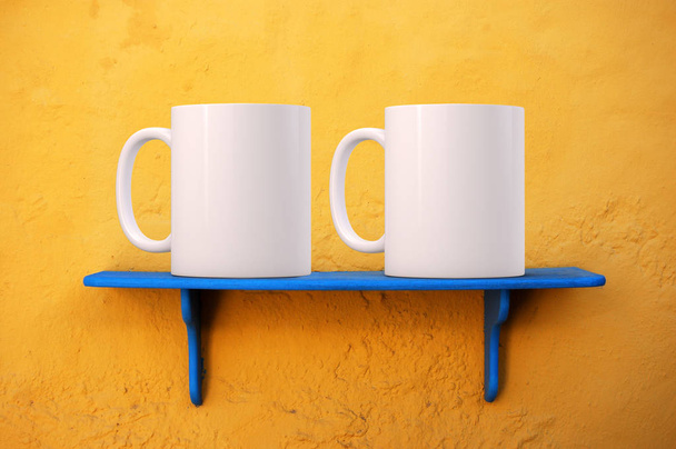 2 Becher-Attrappe. zwei weiße leere Kaffeebecher, um kundenspezifisches Design oder Zitat hinzuzufügen. perfekt für Unternehmen, die Tassen verkaufen, überlagern Sie einfach Ihr Angebot oder Design auf das Bild. - Foto, Bild