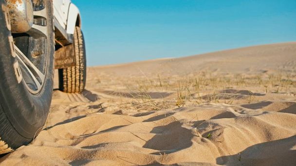 砂漠の砂丘の一つに 4 × 4 車車両のタイヤのサンタクルス、ボリビア - 2018 年 9 月 5 日: クローズ アップ - 写真・画像