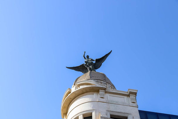 Cúpula de La Unión y el Fenix edificio con monumento
 - Foto, Imagen