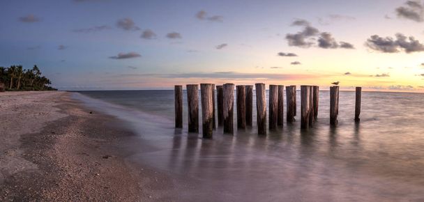 Chátrající ruiny z mola na Port Royal pláži při západu slunce v Naples, Florida - Fotografie, Obrázek
