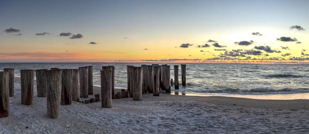 Chátrající ruiny z mola na Port Royal pláži při západu slunce - Fotografie, Obrázek