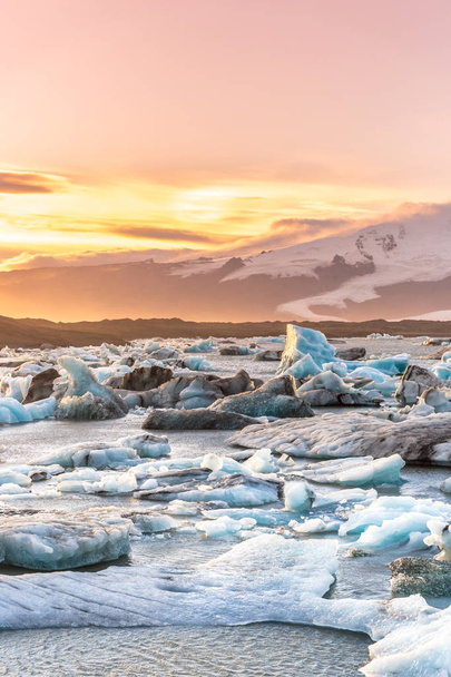アイスランドは、世界で最も美しい景観の一つのすばらしい夕日 - 写真・画像