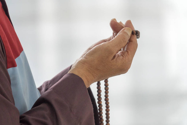 Мусульманин середнього віку молиться в мечеті
. - Фото, зображення