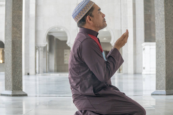 Orta yaş Müslüman erkek camide dua. - Fotoğraf, Görsel