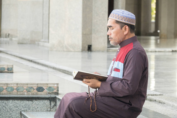 Muslimský muž středního věku se modlí v mešitě. - Fotografie, Obrázek
