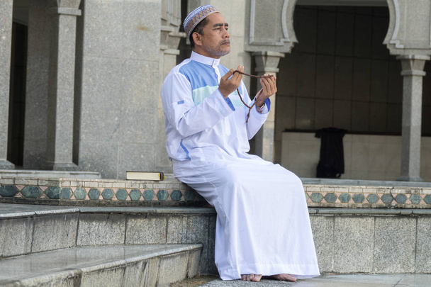 Középkorú férfi a mecsetben imádkozni. - Fotó, kép