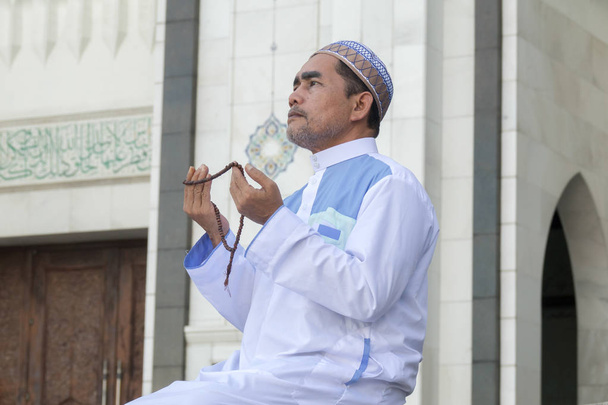 Homem muçulmano de meia idade orando na mesquita
. - Foto, Imagem