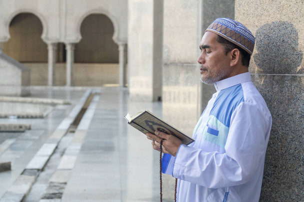 Μέση ηλικία μουσουλμανική άνθρωπος προσεύχεται στο Τζαμί. - Φωτογραφία, εικόνα