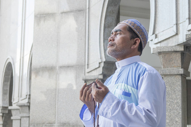中年のモスクで祈るイスラム教徒の男性. - 写真・画像