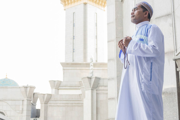 Moyen Age musulman priant à la mosquée
. - Photo, image