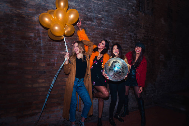 Gruppo di ragazze felici che danno festa in un club - Quattro giovani donne che danno una festa di compleanno pazzo nella notte
 - Foto, immagini