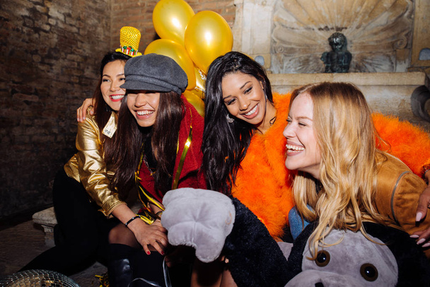Group of happy girls having party in a club - Four young women having a crazy birthday party in the night - Fotó, kép