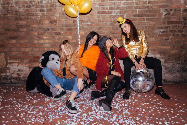 Ryhmä onnellisia tyttöjä, joilla on juhlat klubilla Neljä nuorta naista, joilla on hullu syntymäpäiväjuhlat yöllä
 - Valokuva, kuva