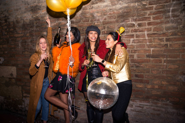 Grupo de chicas felices teniendo fiesta en un club - Cuatro mujeres jóvenes teniendo una fiesta de cumpleaños loca en la noche
 - Foto, Imagen