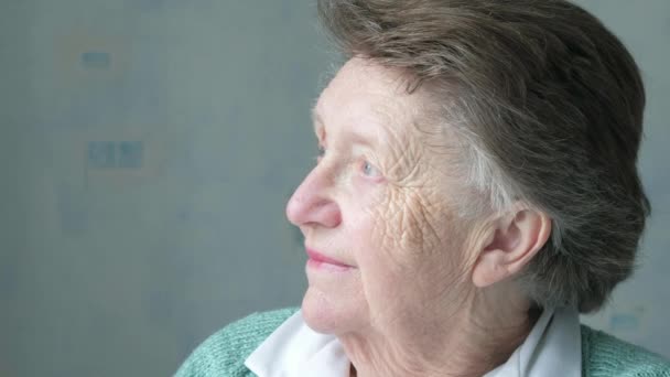 Close up portrait of a senior caucasian woman's face  - Πλάνα, βίντεο