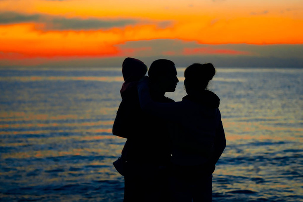 rodina při západu slunce u moře - Fotografie, Obrázek