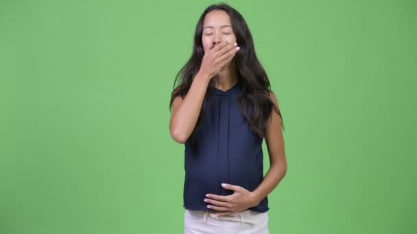 Estudio de disparo de joven embarazada mujer de negocios multi-étnica hermosa contra croma clave con fondo verde
 - Imágenes, Vídeo