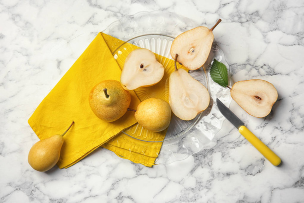 Flat lay composition with ripe pears on marble background - Valokuva, kuva