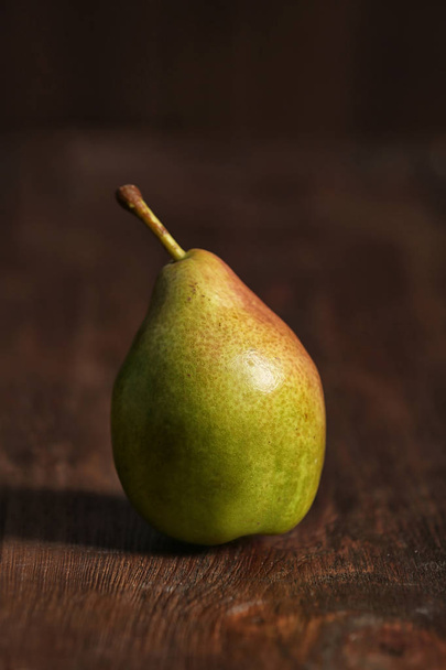 Tasty ripe green pear on wooden background - Foto, Imagen