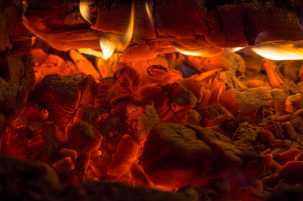 Closeup carvão brilhante e lenha no fundo da lareira
 - Foto, Imagem