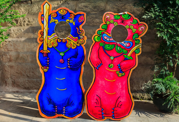 Rosa y azul león chino o perro foo, Bixie, accesorios de foto Pixiu standee conjunto para el festival Mooncake en Xiamen China
 - Foto, imagen