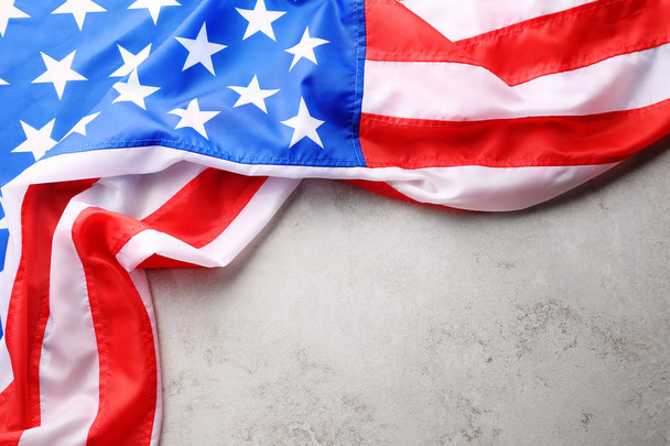 Bandeira americana em fundo cinza com espaço para texto, vista superior
 - Foto, Imagem