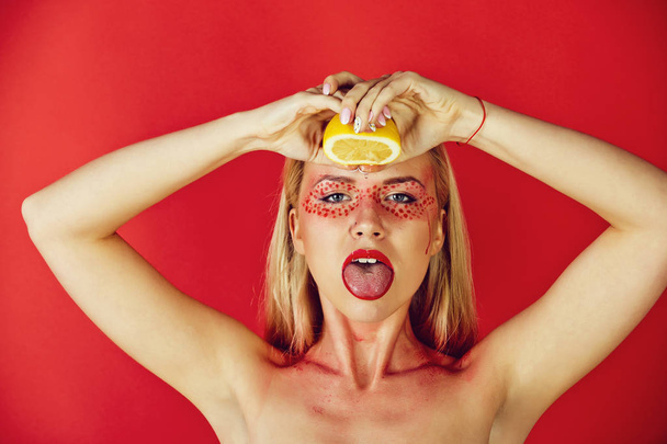 woman with creative fashionable makeup drink lemon, vitamin - Foto, imagen