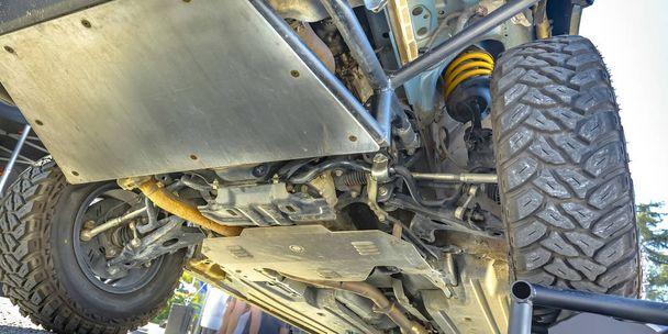 Bir araba mekanizmasının şasi altında gösterilen - Fotoğraf, Görsel