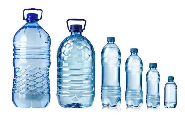 collage van flessen water geïsoleerd op een witte achtergrond - Foto, afbeelding