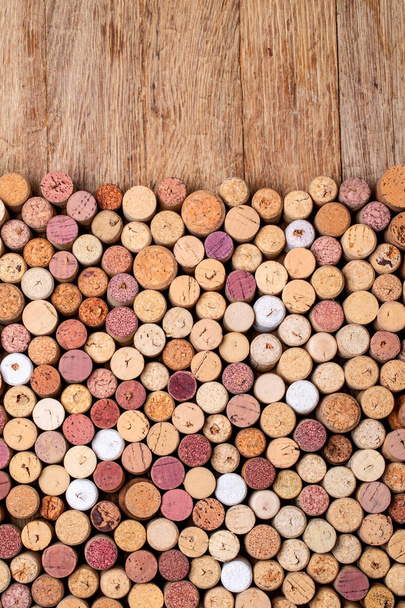 tapones de vino sobre mesa de madera con espacio para copiar
 - Foto, Imagen