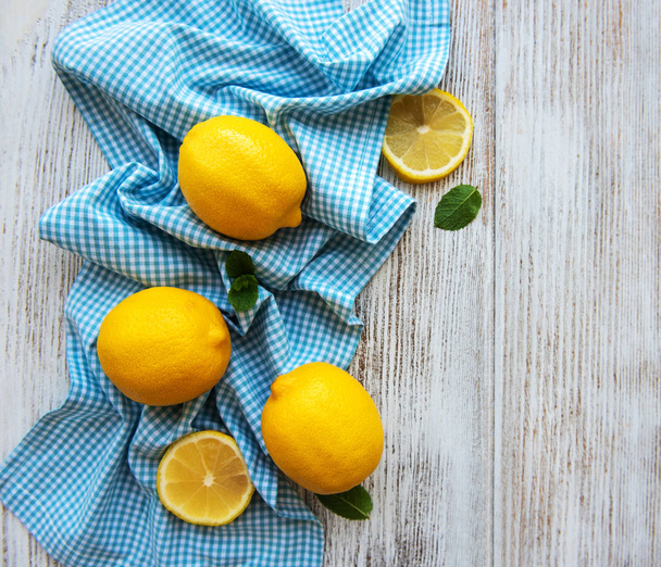 Citrons frais sur une table en bois blanc
 - Photo, image