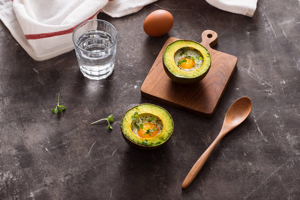 Avokado tuz ve biber ile pişmiş ev yapımı organik yumurta - Fotoğraf, Görsel