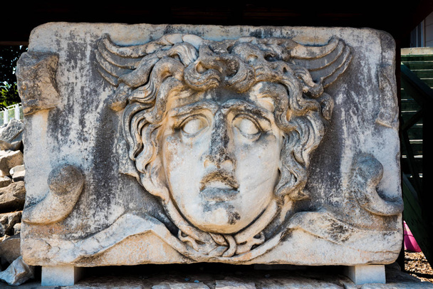 Stein geschnitzter Medusa-Kopf im Apollo-Tempel von Dididyma in dim, Aydin, Türkei - Foto, Bild