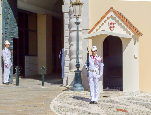 Monaco, 06/14/2012, honor guard at the Prince's Palace. Dressed in white officers stand in the guard of honor. The beautiful ceremony of changing the guard at the walls of the Prince's Palace attracts many tourists. - Zdjęcie, obraz
