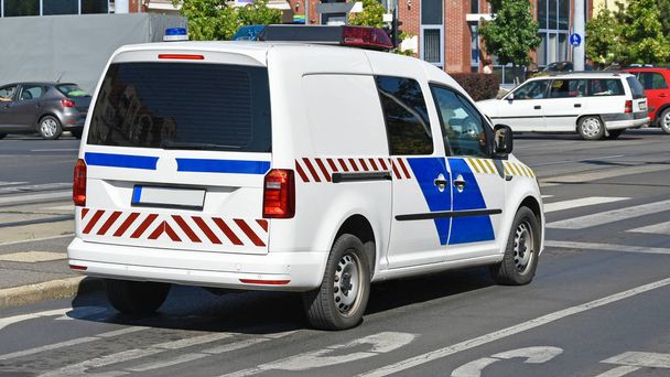 Поліцейський автомобіль на дорозі
 - Фото, зображення