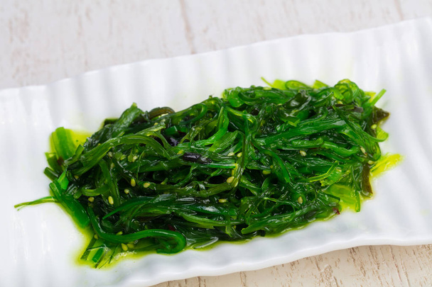 schmackhafter Teller mit marinierten Algen - Foto, Bild