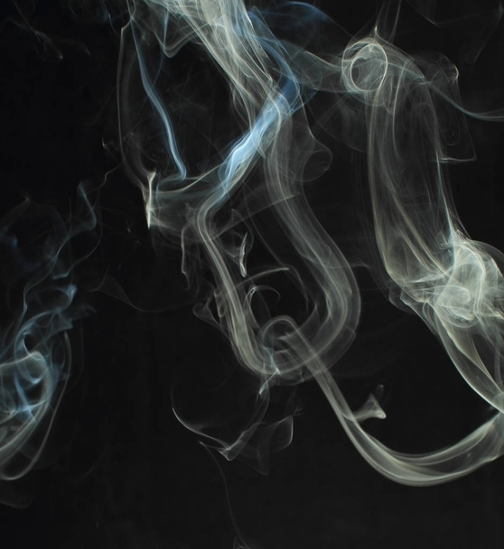 Abstracte witte rook textuur op zwarte achtergrond - Foto, afbeelding