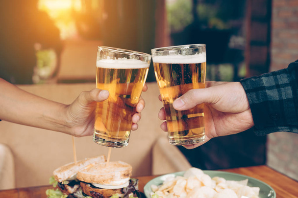 Close up amigos adolescentes brindar e clinking com copo de cerveja
. - Foto, Imagem