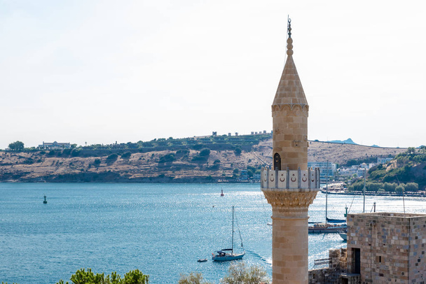 Άποψη του τζαμί μιναρέ, Αεροφωτογραφία του Castle of St. Peter ή Κάστρο της Αλικαρνασσού και ΘΑΛΑΣΣΙΩΝ με σκάφη στο λιμάνι του Bodrum στην Τουρκία - Φωτογραφία, εικόνα